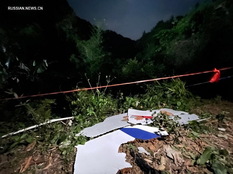 На месте крушения пассажирского лайнера в Китае обнаружены обломки самолета и фрагменты человеческих тел -- спасатели 