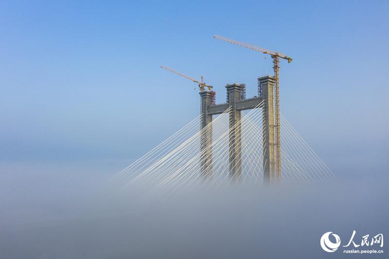 Необычная картина "моста в облаках" появилась в уезде Мэнчэн провинции Аньхой