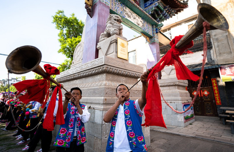 Местные жители провинции Юньнань отметили “Мартовскую встречу” танцем левой ноги 