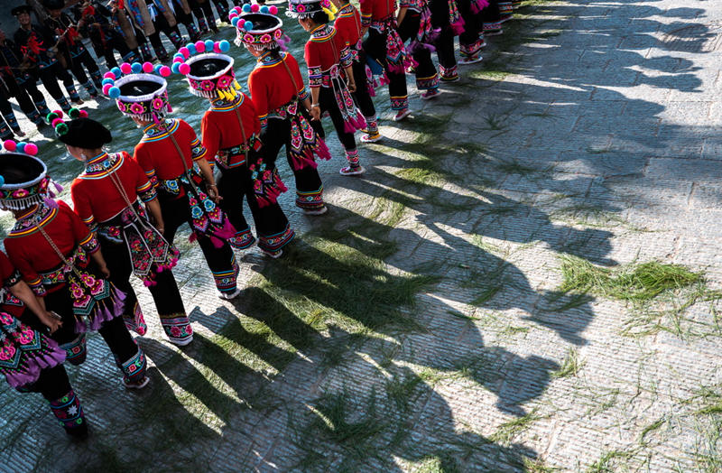 Местные жители провинции Юньнань отметили “Мартовскую встречу” танцем левой ноги 