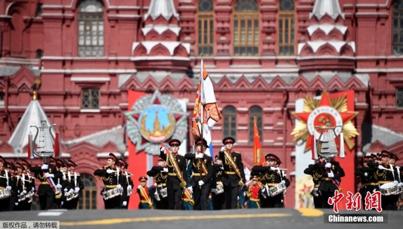 Парад Победы начался на Красной площади в Москве