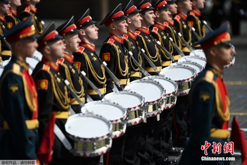 Парад Победы начался на Красной площади в Москве