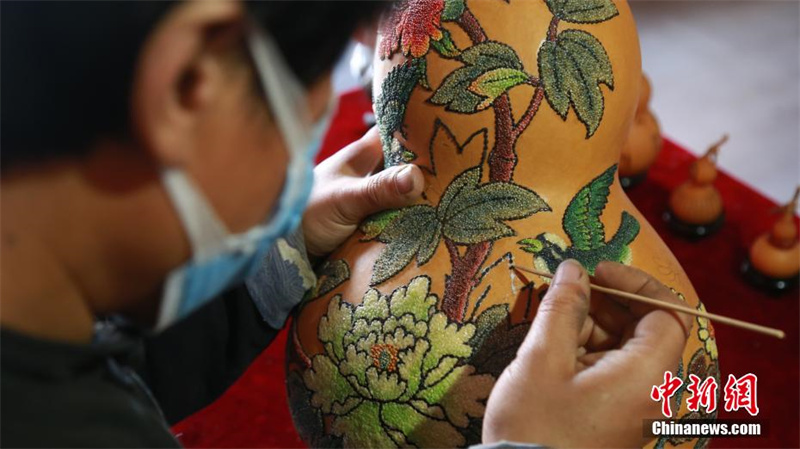 Китаец создает картины на тыквах-горлянках с помощью зерен