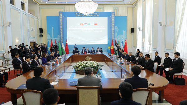 Ван И принял участие в третьей встрече глав МИД в формате "Китай + 5 стран Центральной Азии"