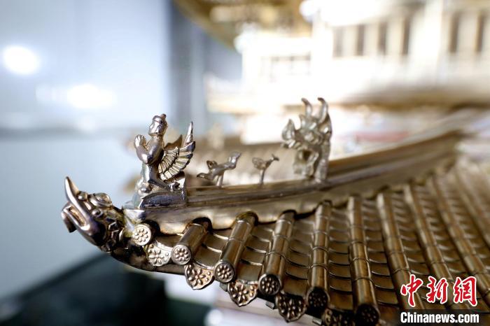 Мастер из провинции Хэбэй создал модель “Терема Тэнван” из серебра 