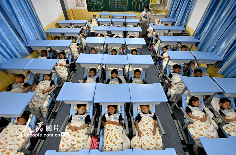 В начальной школе в китайском городе Ханьдань появились «раскладные парты» для обеденного сна учащихся 