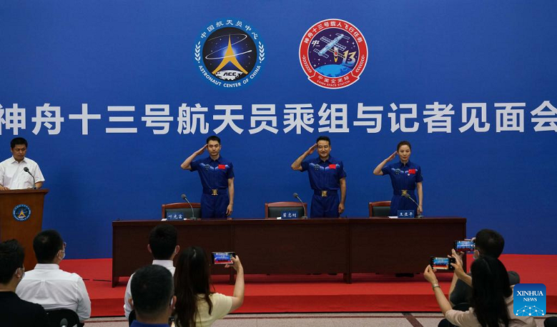 Экипаж космического корабля "Шэньчжоу-13" встретился со СМИ после завершения карантина и восстановления сил