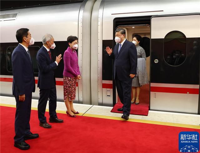 Председатель КНР Си Цзиньпин прибыл в Сянган для участия в мероприятиях по случаю 25-й годовщины возвращения Сянгана в лоно Родины