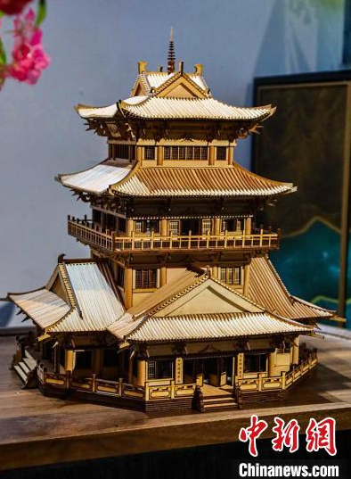 Китаец изготовил уменьшенную модель старой башни из деревянных блоков