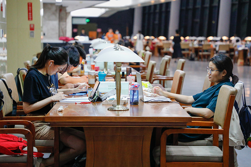  “Пространство для ночного чтения” Библиотеки города Цзинань пользуется особой популярностью