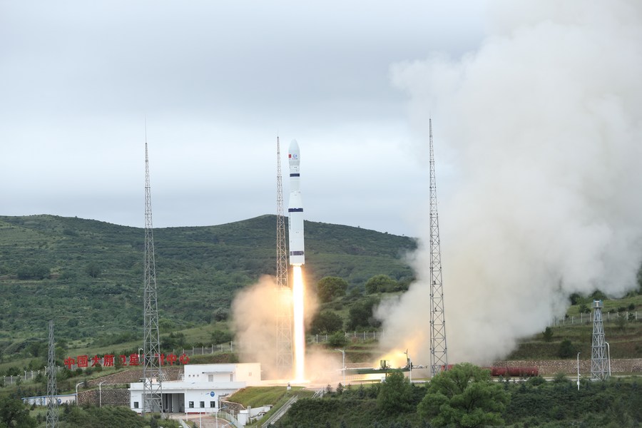 Китай успешно отправил в космос 16 новых спутников