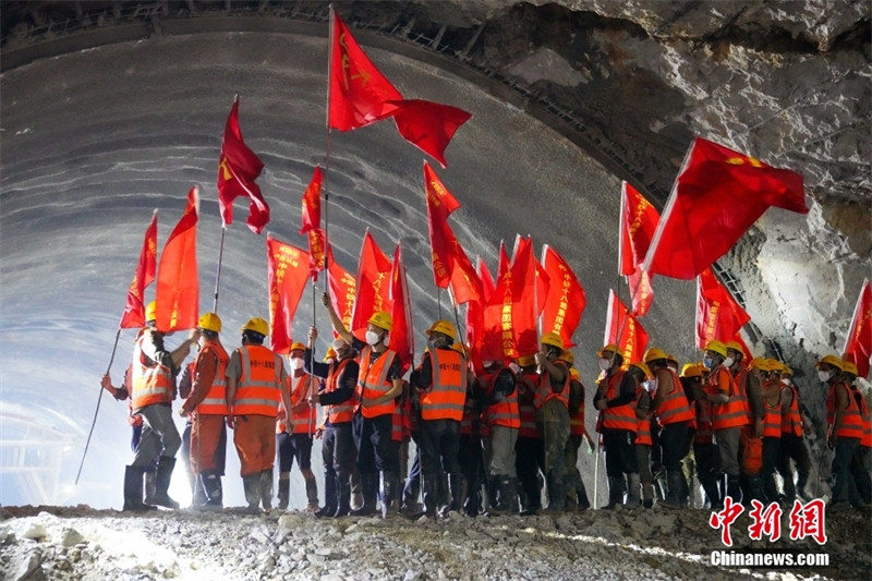 Все туннели на всей линии высокоскоростной железной дороги Гуйян-Наньнин готовы к работе