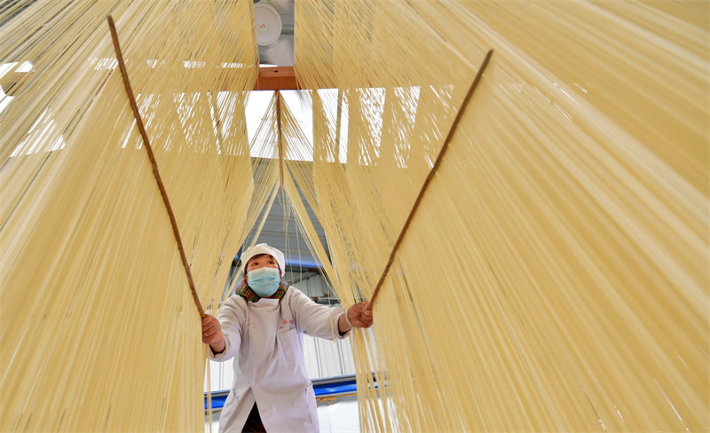 Жители провинции Шэньси увеличивают свои доходы благодаря унаследованным навыкам приготовления местной лапши