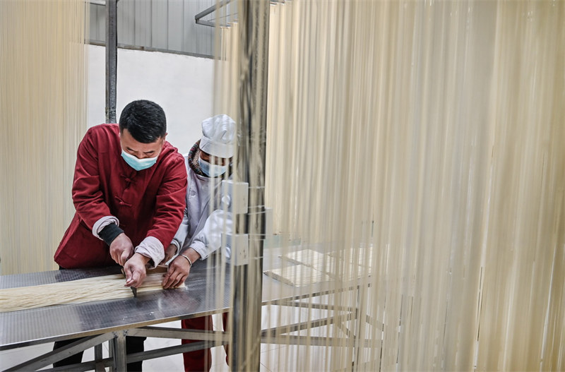 Жители провинции Шэньси увеличивают свои доходы благодаря унаследованным навыкам приготовления местной лапши