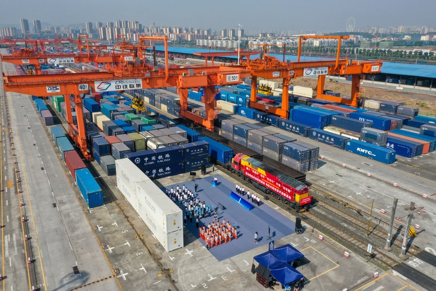 Объем внешней торговли г. Чунцин увеличился на 12,3 проц. в январе-июле 2022 года