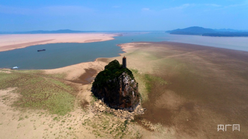 Из-за засухи площадь крупнейшего в Китае пресноводного озера сократилась на 75 проц.