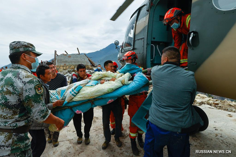 Продолжаются аварийно-спасательные работы в пострадавшем от землетрясения поселке Дэто пров. Сычуань