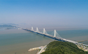 Первый в Китае одноуровневый автомобильно-железнодорожный мост успешно сомкнулся