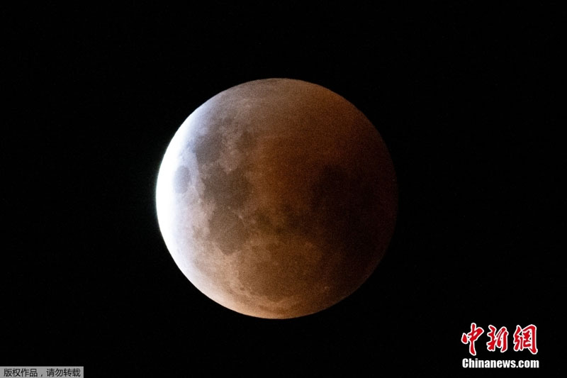 Во многих местах Китая можно было наблюдать полное лунное затмение