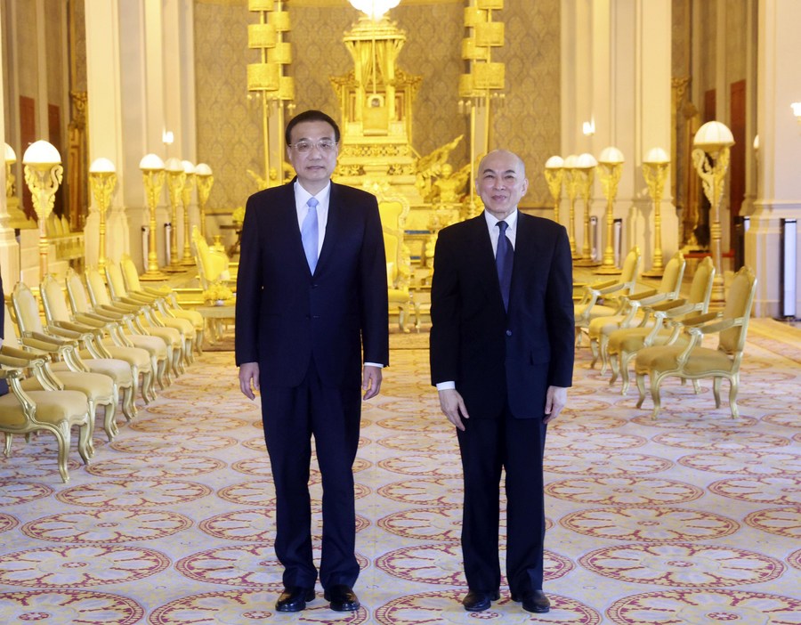 11 ноября, Пномпень. Премьер Госсовета КНР Ли Кэцян на встрече с королем Камбоджи Нородомом Сиамони в королевском дворце. /Фото: Синьхуа/