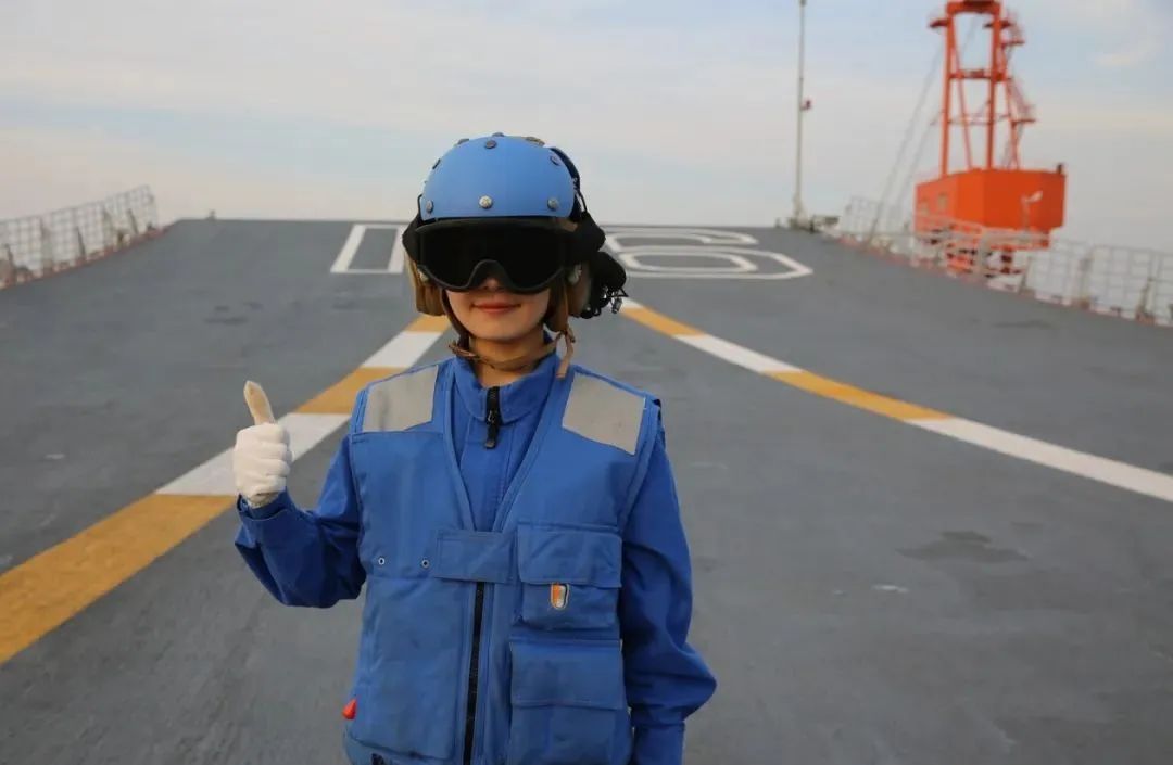 Единственная женщина-солдат в диспетчерской команде китайского авианосца «Ляонин»