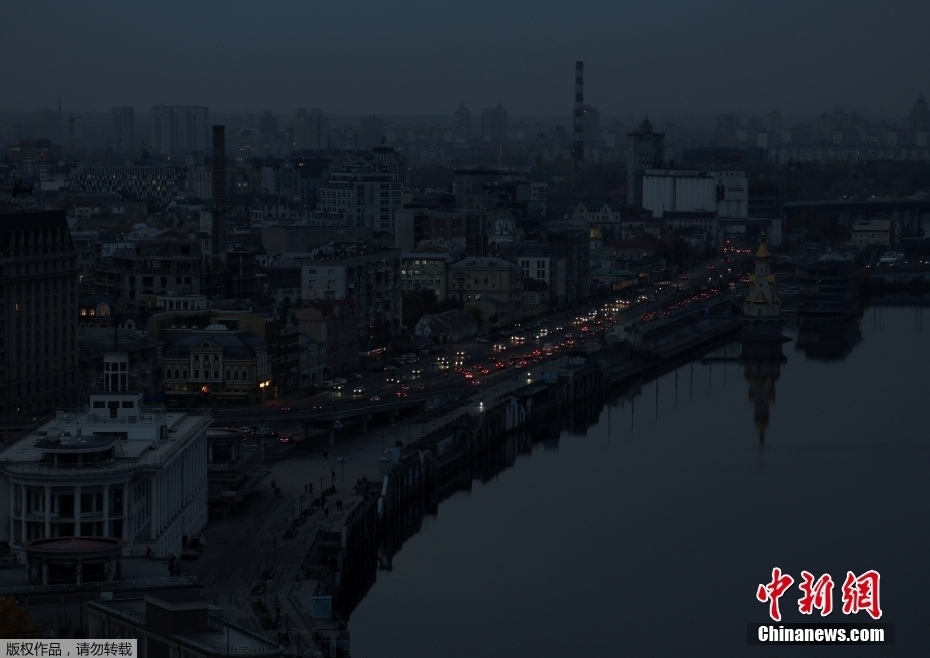 Почти вся Украина осталась без света после ракетных ударов по инфраструктуре