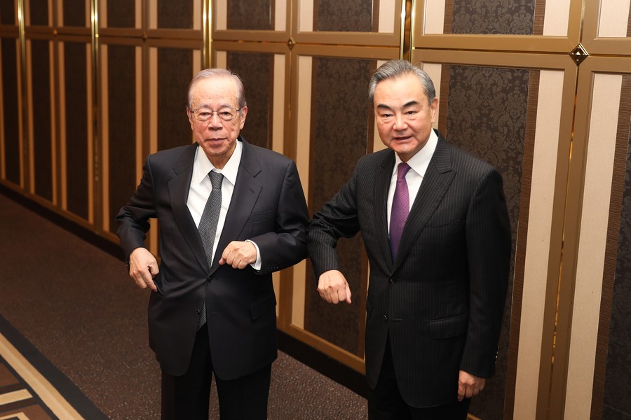 25 ноября 2020 года,Токио. Член Госсовета, министр иностранных дел КНР Ван И /справа/ проводит встречу с бывшим премьер-министром Японии Ясуо Фукудой. /Фото: Синьхуа/