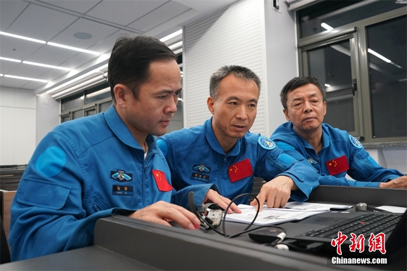 Подготовка членов экипажа «Шэньчжоу-15»