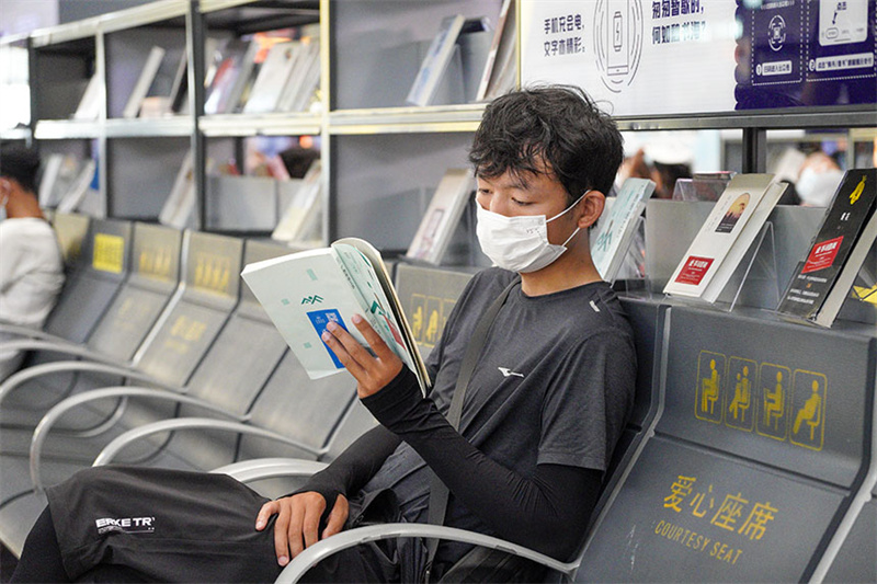 На вокзале южного Китая появилась библиотека