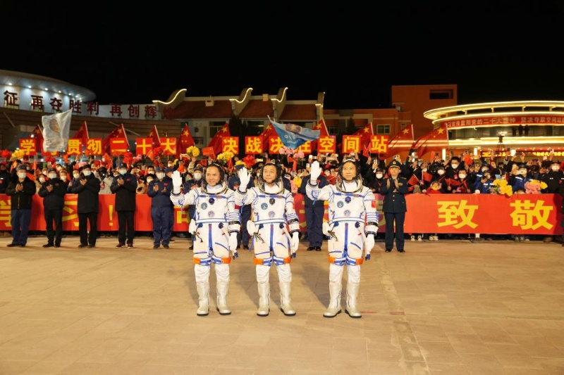Состоялась церемония проводов китайских космонавтов миссии "Шэньчжоу-15"