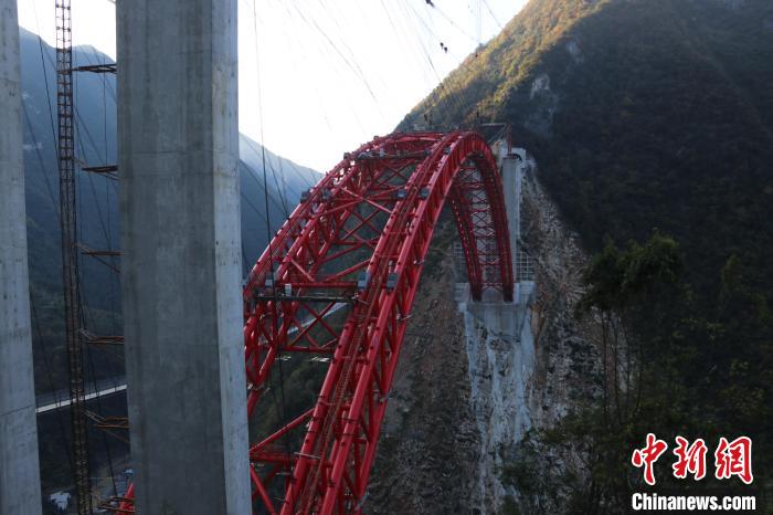 На юго-западе Китая успешно проложен самый высокий арочный мост
