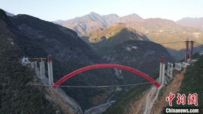 На юго-западе Китая успешно проложен самый высокий арочный мост
