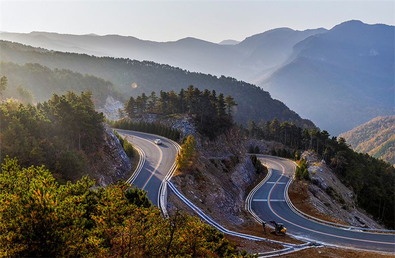 Извилистый участок шоссе в горах Тайхан провинции Шаньси