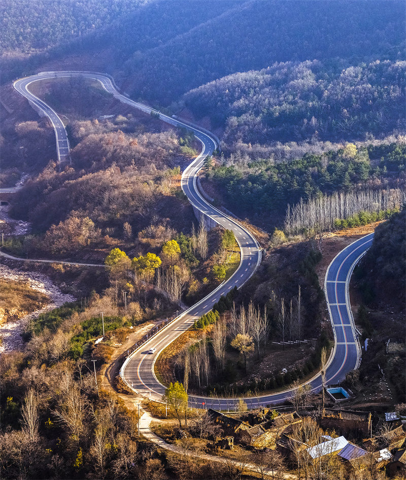Извилистый участок шоссе в горах Тайхан провинции Шаньси