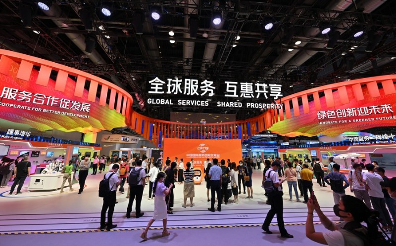 1 сентября 2022 года, посетители выставки достижений китайской торговли услугами во время Китайской международной ярмарки торговли услугами /CIFTIS/ в Пекине. /Фото: Синьхуа/