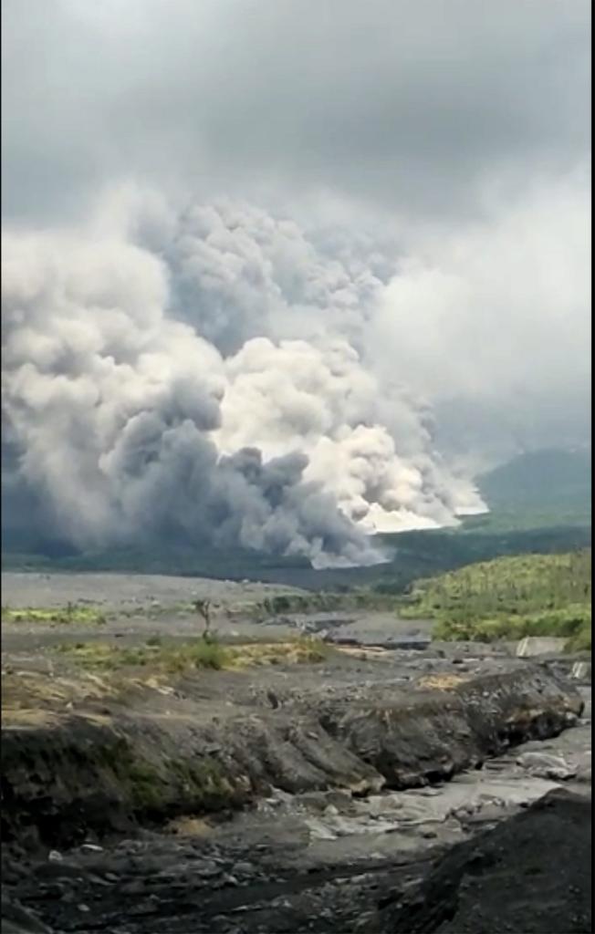 В Индонезии произошло извержение вулкана Семеру, жители эвакуированы