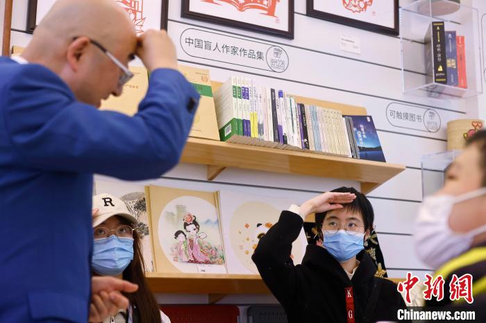 В Шанхае открылся первый книжный магазин для инвалидов