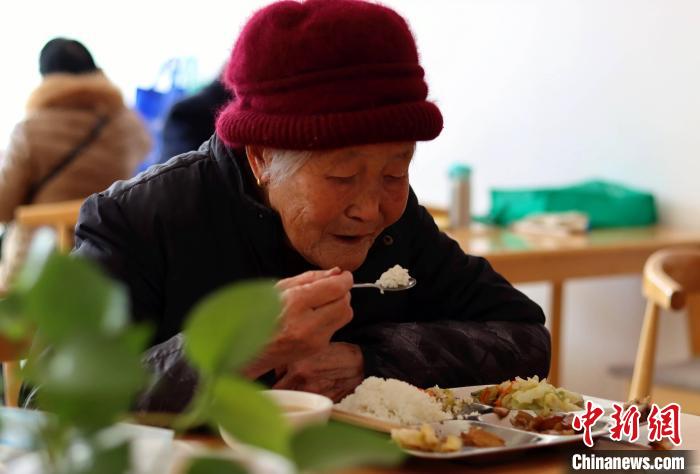 В уезде Фэйси провинции Аньхой построены столовые для пожилых людей