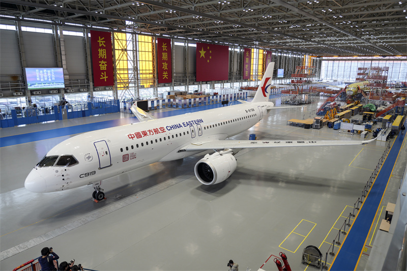 Первый китайский авиалайнер C919 передан китайской авиакомпании China Eastern Airlines