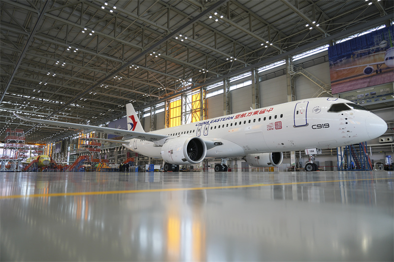 Первый китайский авиалайнер C919 передан китайской авиакомпании China Eastern Airlines