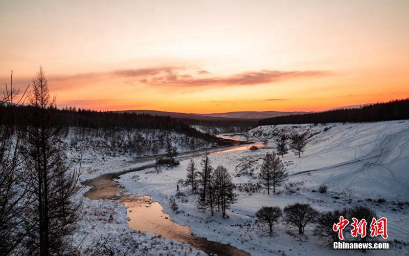 Незамерзающая река в лесопарке Северного Китая