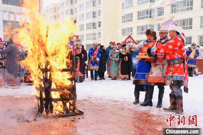 В провинции Цинхай местные жители отмечают праздник почитания огня 