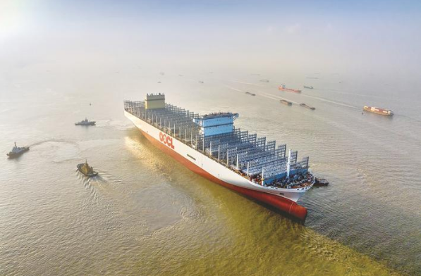 Самый крупный в мире экологически чистый контейнеровоз Китая отправился в пробное плавание