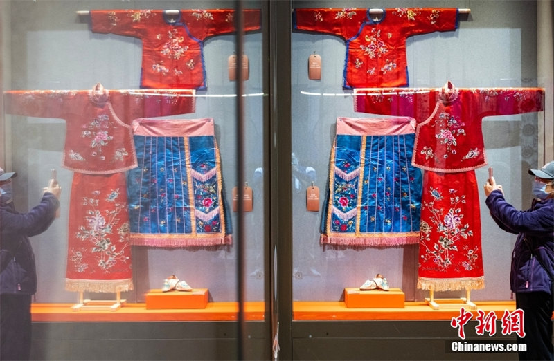 В Пекине открылась выставка женских народных костюмов