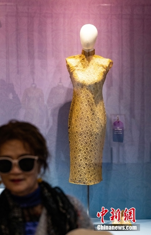 В Пекине открылась выставка женских народных костюмов