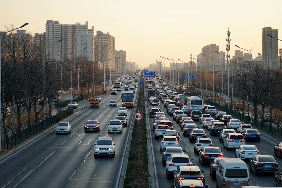 3 января, Пекин. Транспортные средства на дороге Ляньшидунлу в утренние часы пик. /Фото: Синьхуа/