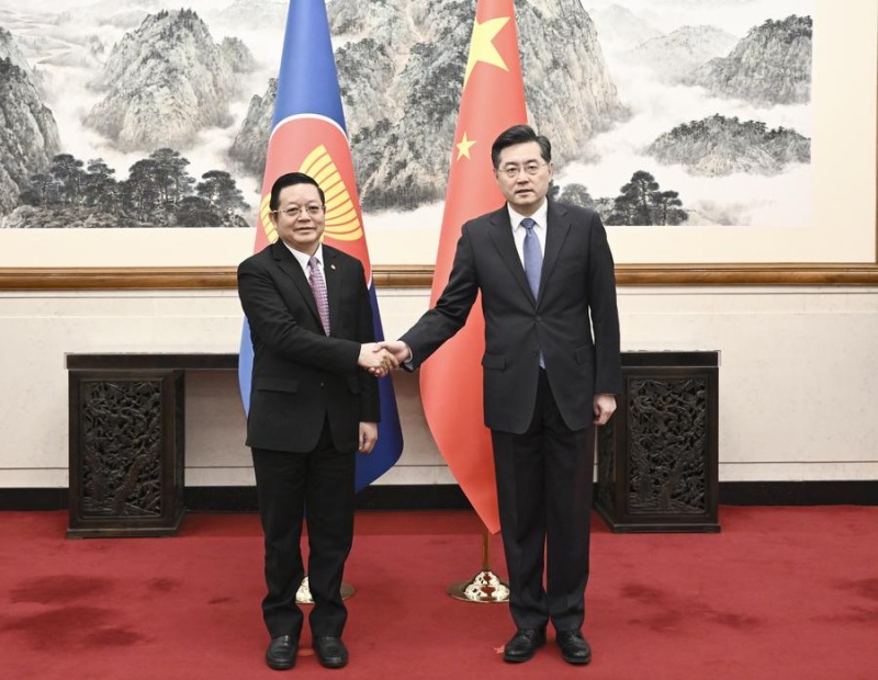 27 марта, Пекин, встреча Цинь Гана с генеральным секретарем АСЕАН Као Ким Хурном. /Фото: Синьхуа/
