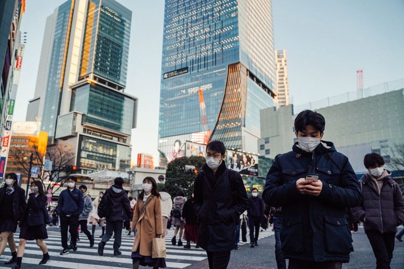 21 января 2021 года, Токио. Люди в масках проходят через пешеходный переход Сибуя в столице Японии. /Фото: Синьхуа/