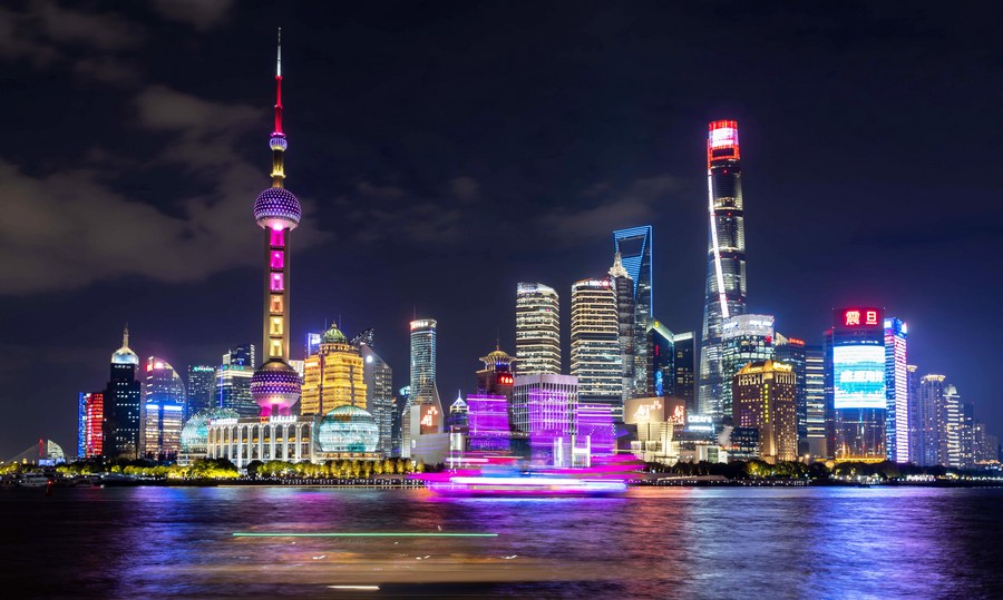 4 ноября 2022 года, ночной вид на Луцзяцзуй в районе Пудун города Шанхай на востоке Китая. /Фото: Синьхуа/