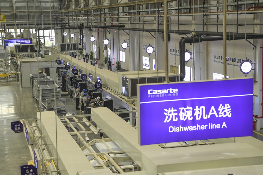 25 сентября 2022 года, производственная линия объединенной фабрики по производству посудомоечных машин компании Chongqing Haier Washing Electric Appliances Co.LTD в городе Чунцин на юго-западе Китая. /Фото: Синьхуа/
